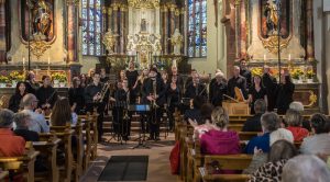 Chor und Instrumentalensemble in Kirche bei Applaus